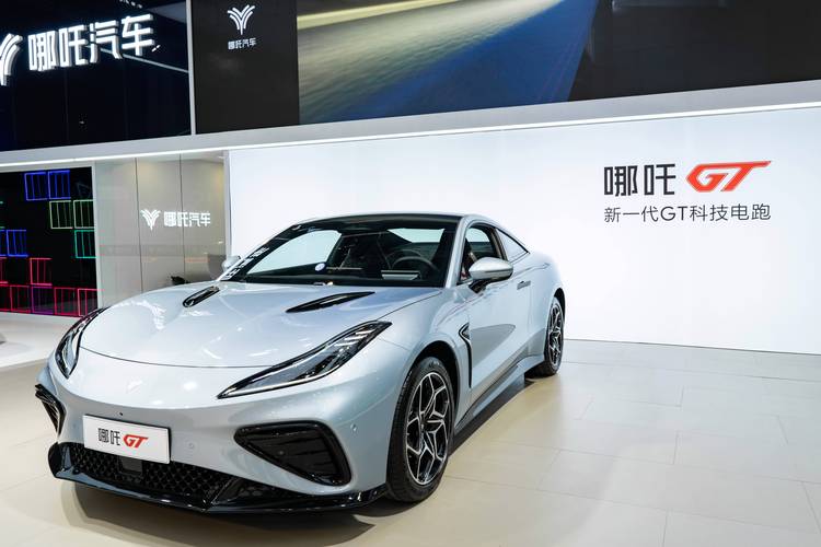 成都40哪吒汽车在智能汽车领域的表现，领途汽车在新能源汽车市场中的影响力